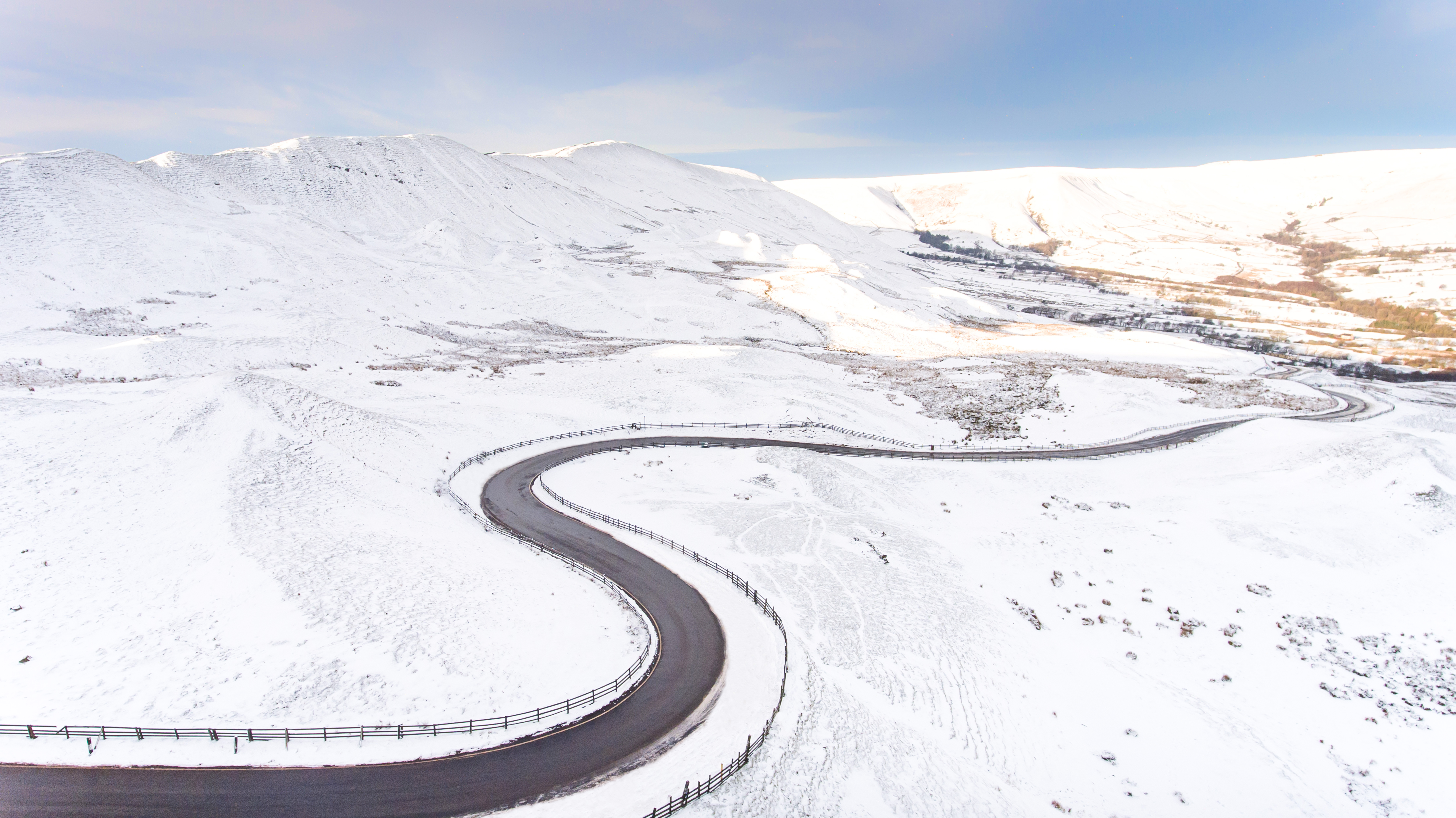 Winterliche Straße mit Schnee